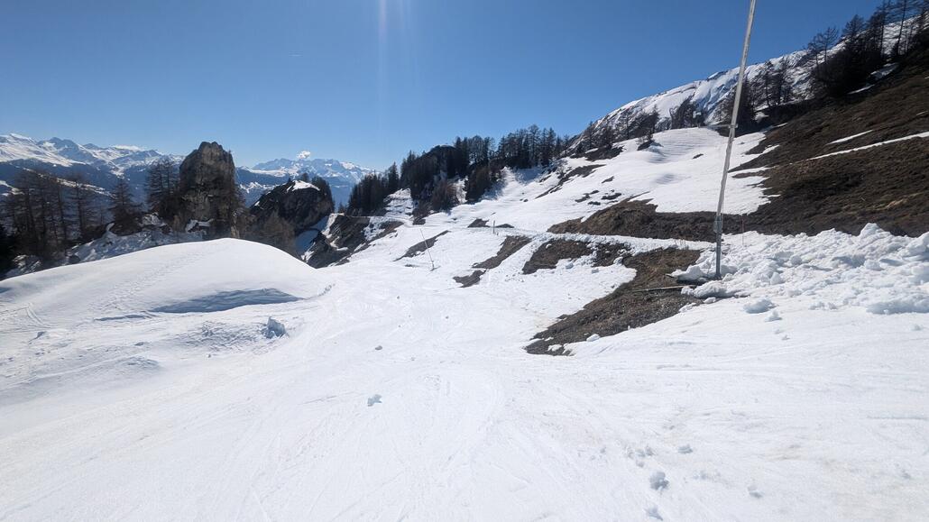 Die Talabfahrt nach Anzere ist gesperrt, ich habe mich aber bei einem Touren Geher erkundigt der von unten hoch kam, und bis auf 10 meter kein Schnee soll sie fahrbar sein