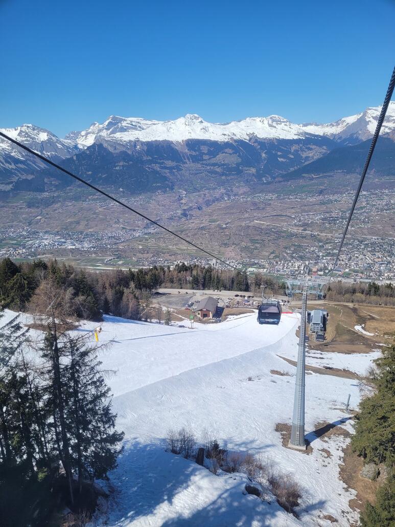 Piste sehr wenig abgefahren, bis zur Mittelstation sogar noch teilweise griffig in steileren nördlich ausgerichteten Bereichen, darunter slush. Beides sehr spassig