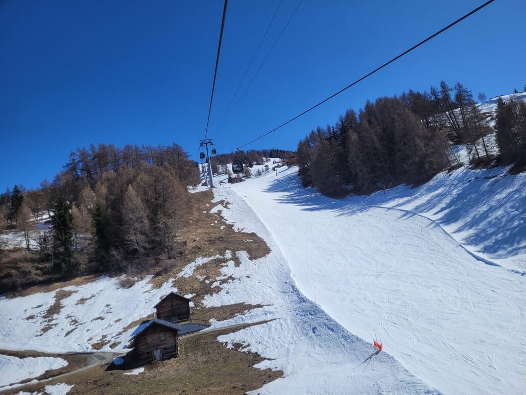 Talabfahrt Veysonnaz ein reines Surfen mit Ansätzen von Wasserskifahren. Hier ist nur noch eine Pistenvariante geöffnet, die roten Abschnitte sind im Sommerschlaf