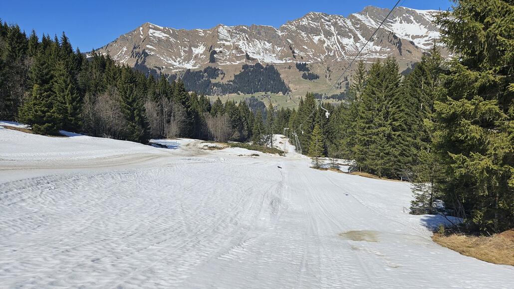 Da man von der Talstation der defekten 4KSB nicht mehr zurückkommt, bin ich auf dem Restschnee des geschlossen Skilifts Ruvine heruntergefahren und dann ca. 5' zur Talabfahrt rübergelaufen. Der Schnee reichte noch perfekt bis zur Talstation des Skilifts.