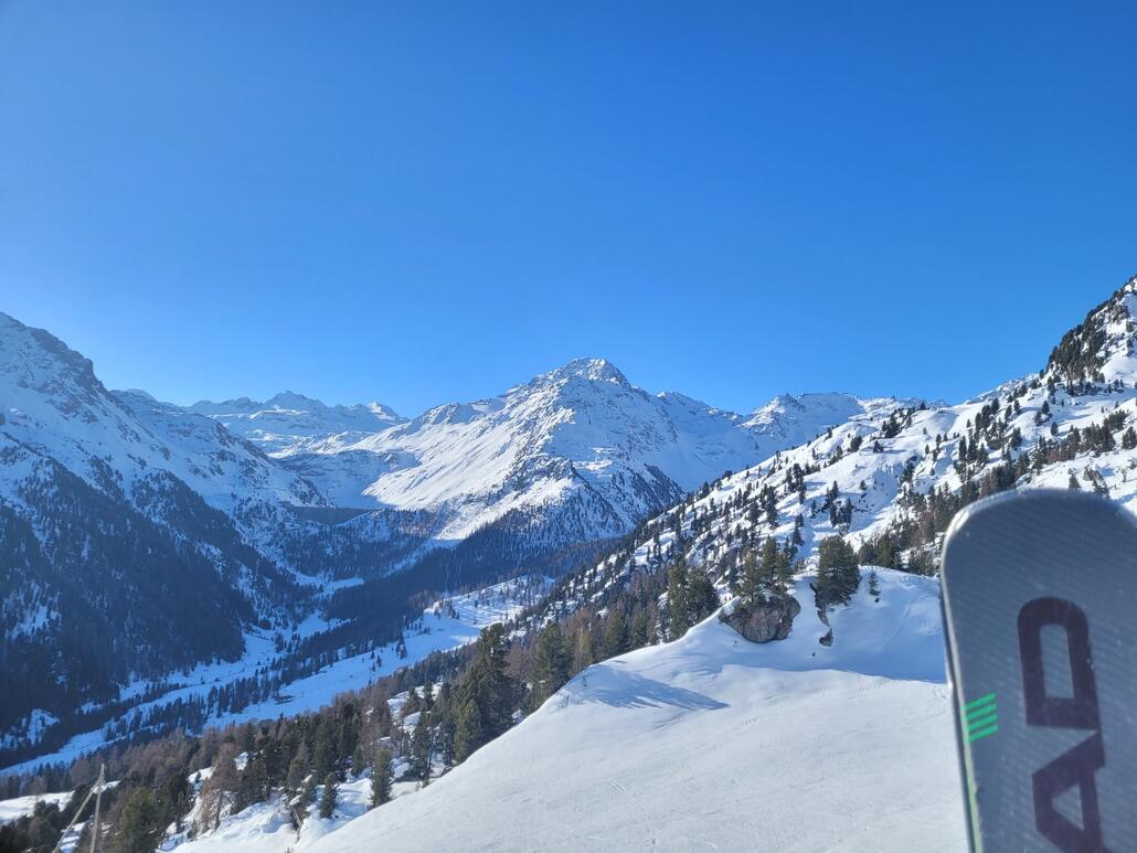 Östlich gelegene Seite noch im Schatten. Wie üblich mache ich die ersten Abfahrten am Plan du Fou in der Sonne. Piste teilweise noch ruppig hart. Mal sehen ob ich die kurzen Firnfenster heute abtimen kann