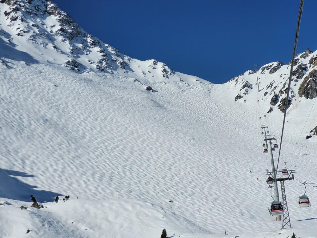 Relativ frisch präparierter Einstieg in die Chassoureroute. Habe ich noch nie gesehen, das müssen interessante Arbeiten mit dem Pistenbully sein