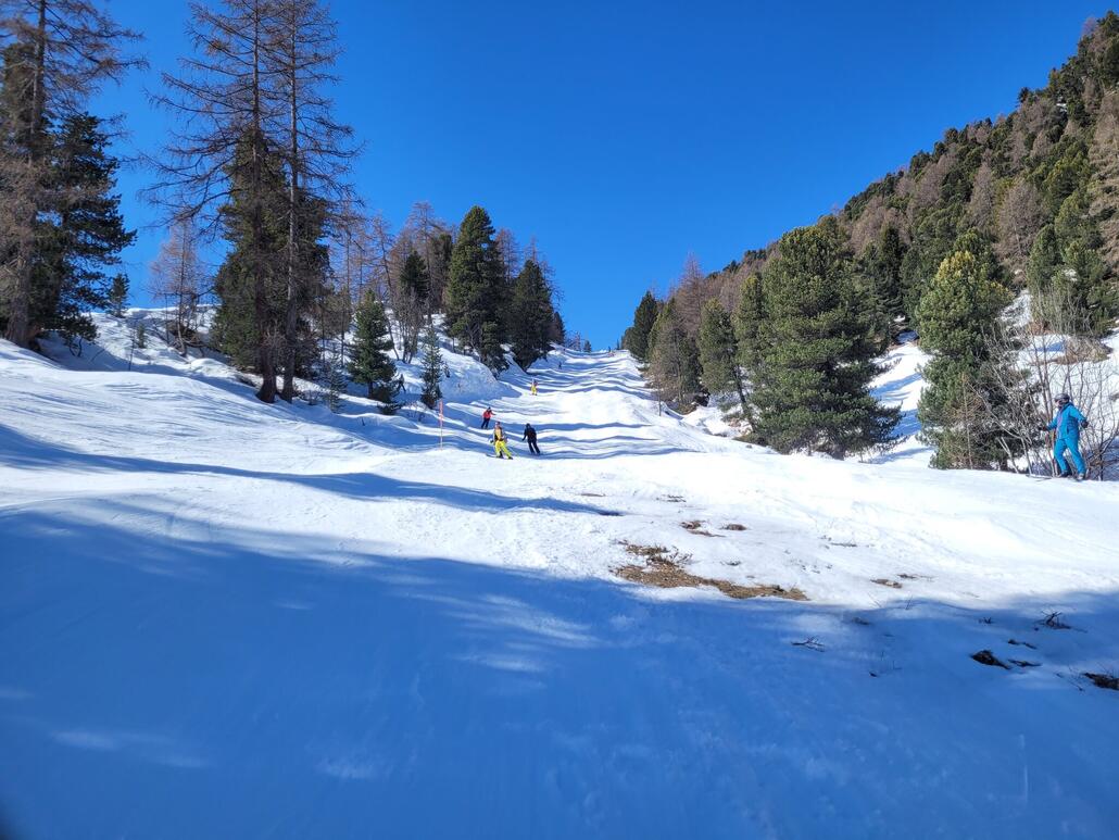 Verbindung Chassoure nach Siviez schon mit einigen Löchern in der Piste. Einige davon überraschend weil schwer einsehbar