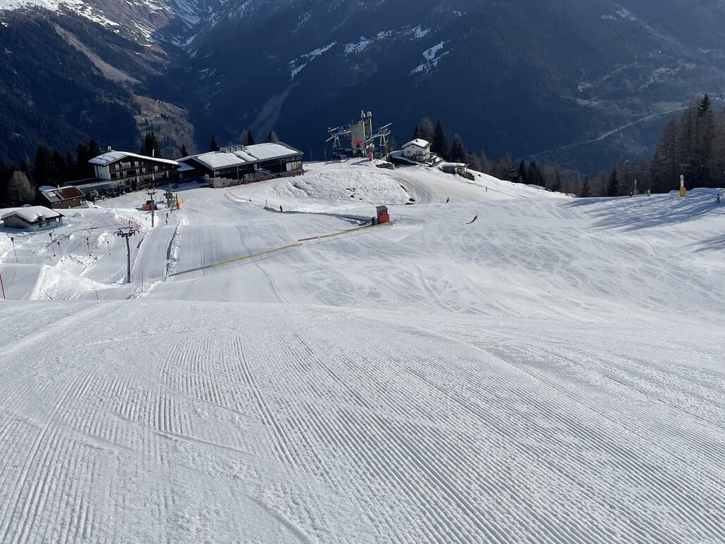 IMG_5138.jpeg (682.4 KiB) 1012 mal betrachtet Gleich bei Betriebstart anfirnende Piste am Pesciüm Skilift