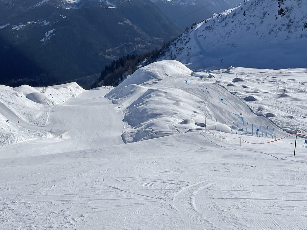 IMG_5142.jpeg (554.15 KiB) 1012 mal betrachtet Schöne Piste und daneben die Rennstrecke der Para-abfahrt, ab dem Mittag war sie dann freigegeben für alle und blieb so sehr gut in Schuss.