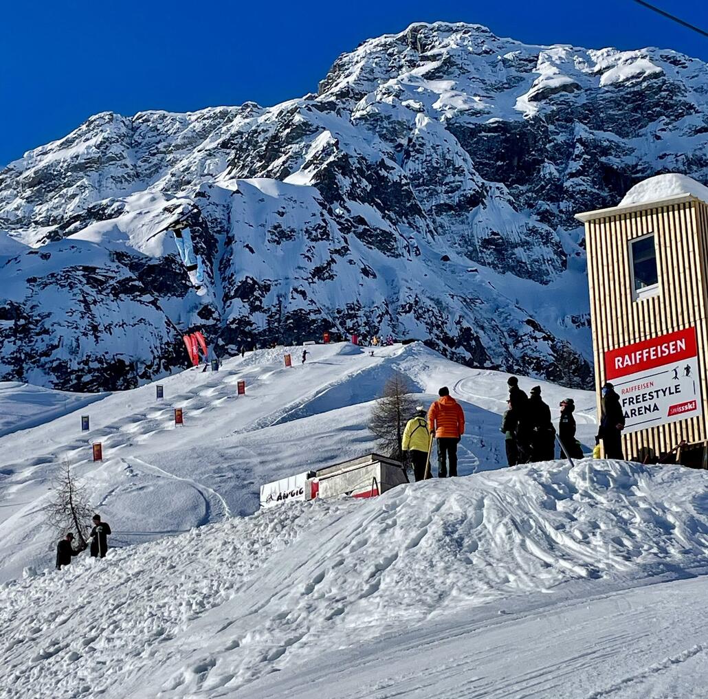 Ski-Akrobatik und dahinter die Buckelpiste. Sieht jemand den Akrobat in der Luft? ;)