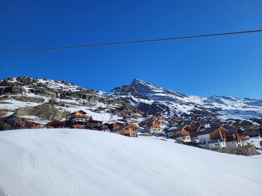 Auffahrt an den Häusern vorbei.