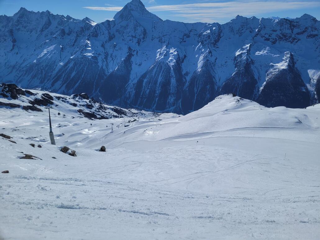Pisten am Hockenhorn sind fantastisch, vor allem die schwarze.<br />Hier kommt man bis auf 3100 Meter und es ist reiner Naturschnee. Was für ein Unterschied.
