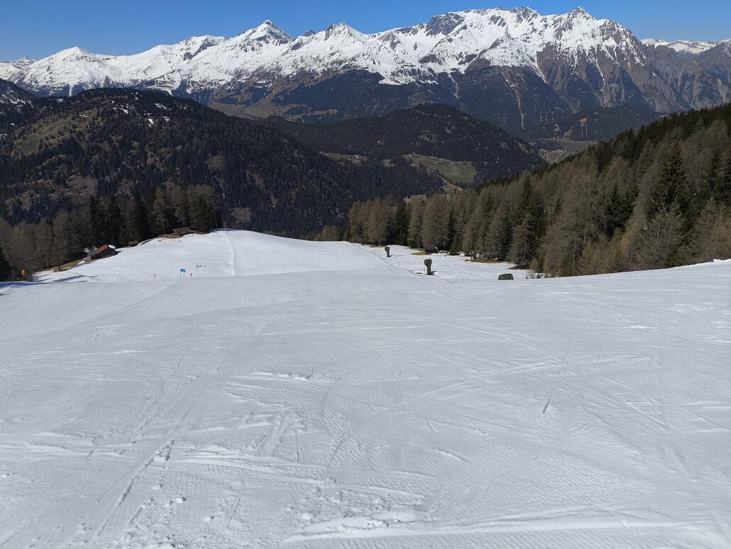 Nochmals über die 1 ins Tal. Ein bisschen firnt es jetzt endlich zumindest hier auf