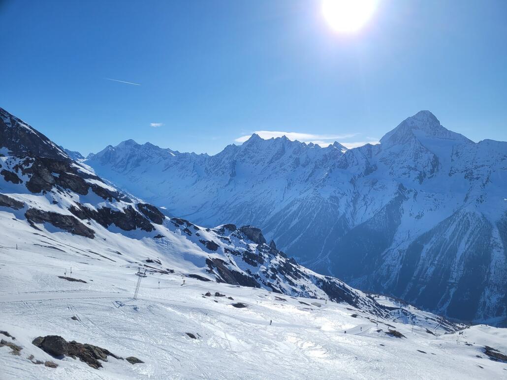 Bei meinem ersten Besuch hatte ich mich noch gefragt, aus welchem Grund man den Schlepplift nehmen sollte, haben mir doch die unteren Pisten an der 3er besser gefallen. Heute war der Schlepper Gold wert da die unteren Teile anfangs zu eisig dann zu sulzig wurden.