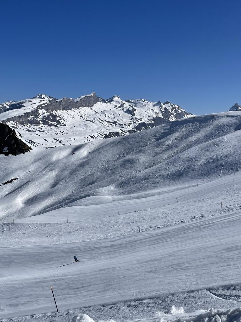 Schneeschüssel am Balmeregg, hat aber auch viel weniger Schnee wie sonst. Zu diesem Zeitpunkt liegen hier gut und gerne mal 5 Meter Schnee