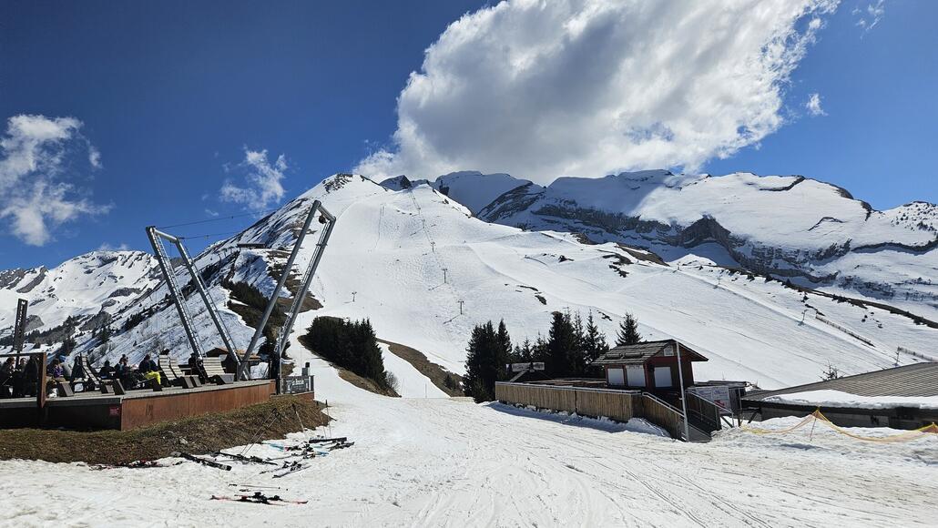 20250407_123941.jpg (583.22 KiB) 1654 mal betrachtet Crêt du Loup mit Blick auf die 4SB Aiguille