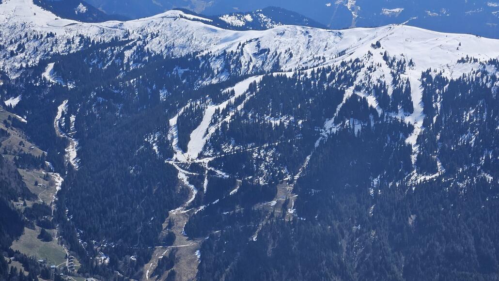 20250407_133834.jpg (597.89 KiB) 1654 mal betrachtet Höchster Punkt Col de Balme mit Zoom ins Skigebiet Portes du Mont Blanc, welches ich in diesem Winter zum ersten Mal besuchen durfte