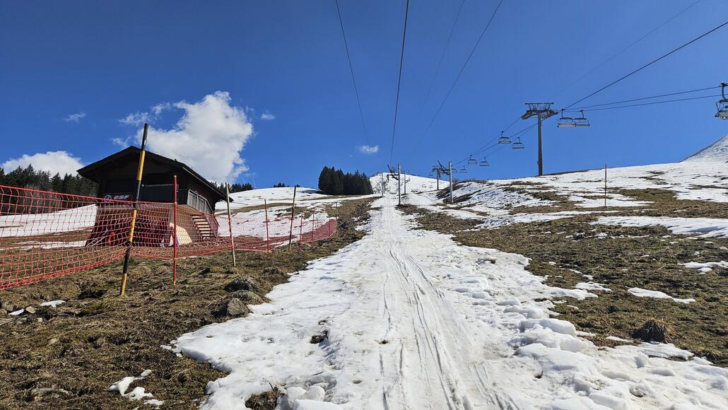 20250407_151543.jpg (658.69 KiB) 1654 mal betrachtet Weiter unten lief sogar noch der Skilift Stade mit der genial aufgefirnten Rennpiste welche ich gleich ein paar Mal gefahren bin