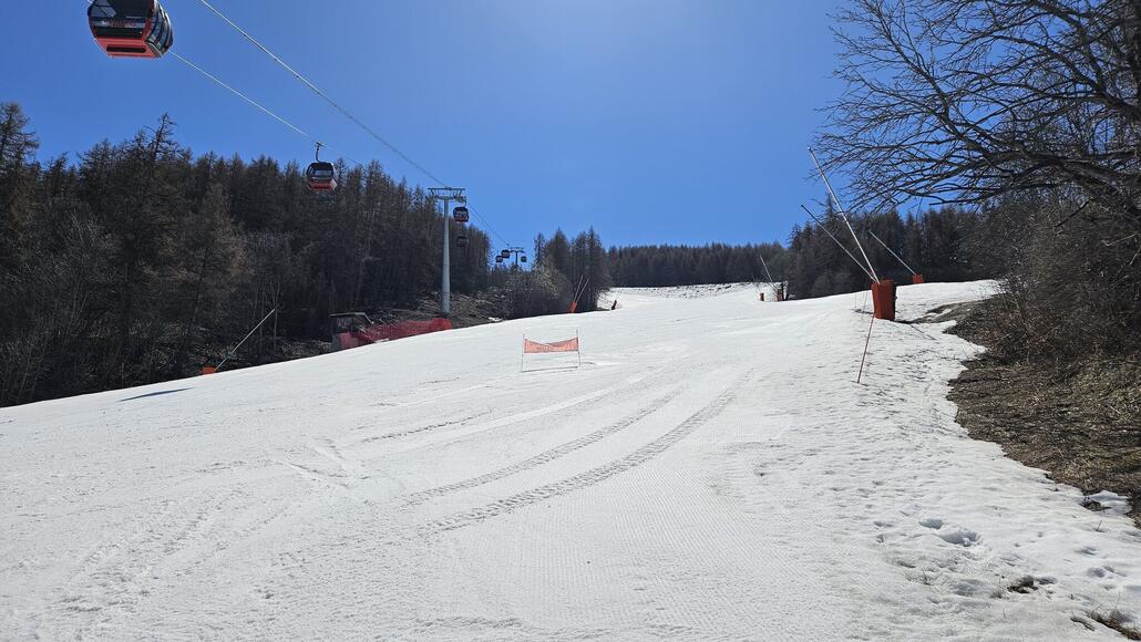 20250408_125526.jpg (648.63 KiB) 1654 mal betrachtet Und dann in den Sètaz Sektor mit der neuen 10EUB mit den beiden genialen Talabfahrten