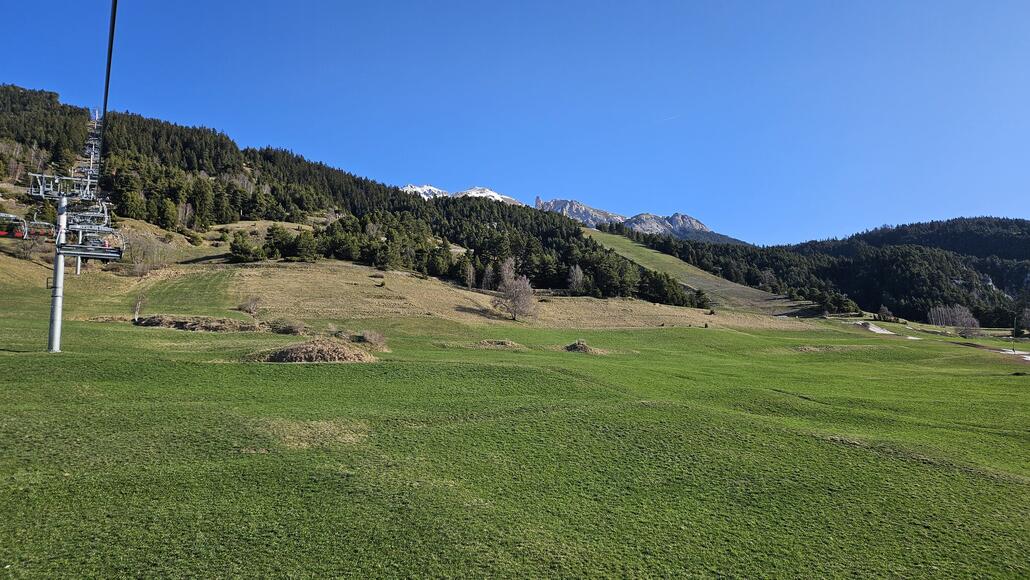 20250409_090909.jpg (772.51 KiB) 1657 mal betrachtet Obwohl schon saftig Grün (rechts sieht man die zweite Talabfahrtsvariante, welche sogar Beschneiung hätte)