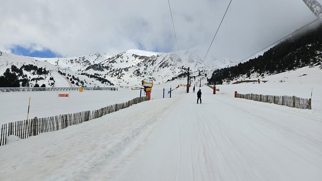 In Girona regnete es noch leicht und hier oben ist der Sessellift perfekt in der Sonne, nur im unteren Teil gibt es sehr schnell wechselnde Bewölkung