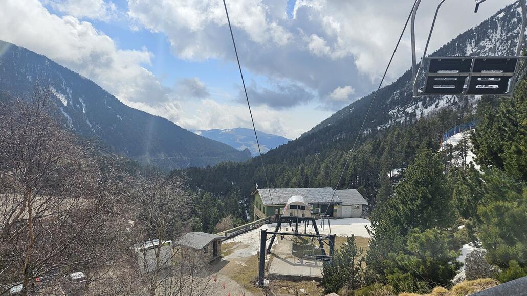 Untere Parkplatz mit der 2SB Enric Panella