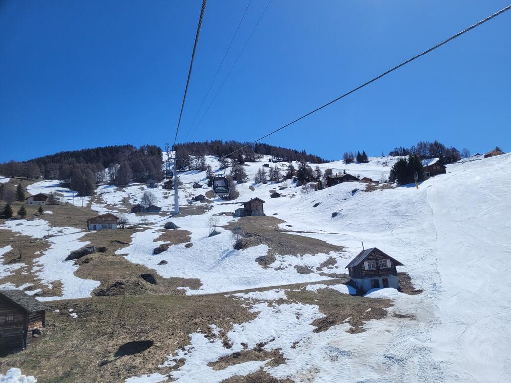 Talabfahrt Veysonnaz. Schneedicke überall ausreichend bis Saisonende, ich habe bisher keinerlei braune Stellen auf den Pisten gesehen