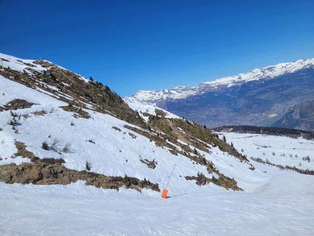 Etherolla schweisstreibend. Hier sind die Stellen an denen mutmasslich letzten Freitag nachmittag gesprengt wurde.