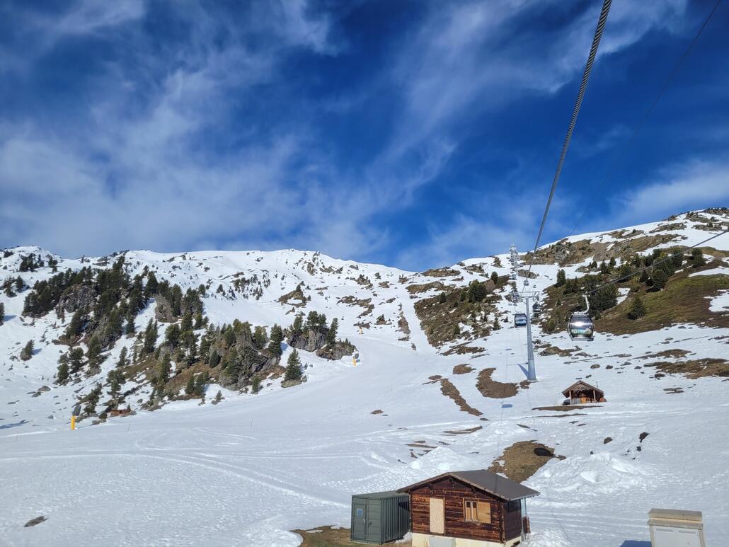 Mit Start erst um 08.45 sind einige Abschnitte bereits perfekt aufgefirnt hier. Präparierung wieder lobenswert, keinen einzigen Versatz zwischen den Spuren ausmachen können auf der Piste. Das ist bei diesem viel befahrenen Hang mit dieser Ausrichtung beim momentanen Wetter schon stark