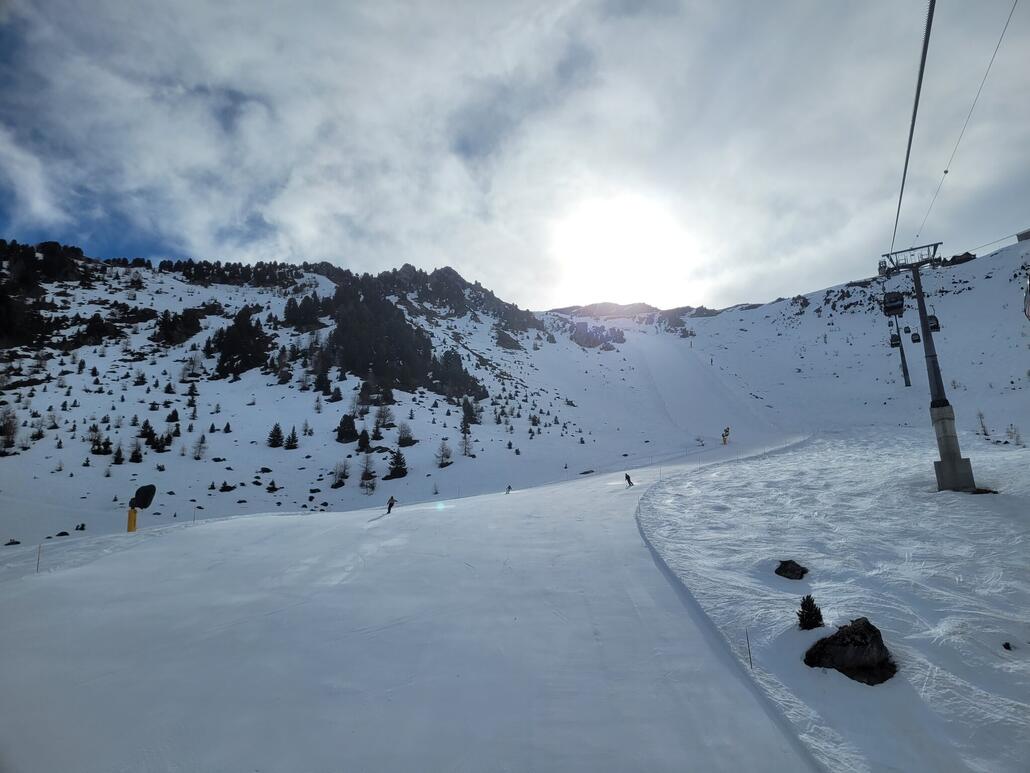 Nach 4 Abfahrten wurde es zu weich und aufgeschoben und ging ich Plan du Fou die schwarze an. Hier natürlich noch hart, mit guten Kanten aber griffig. <br />Der Einstieg an der scharfen Rechtskurve hatte jedoch einige Macken in der Präparierung.