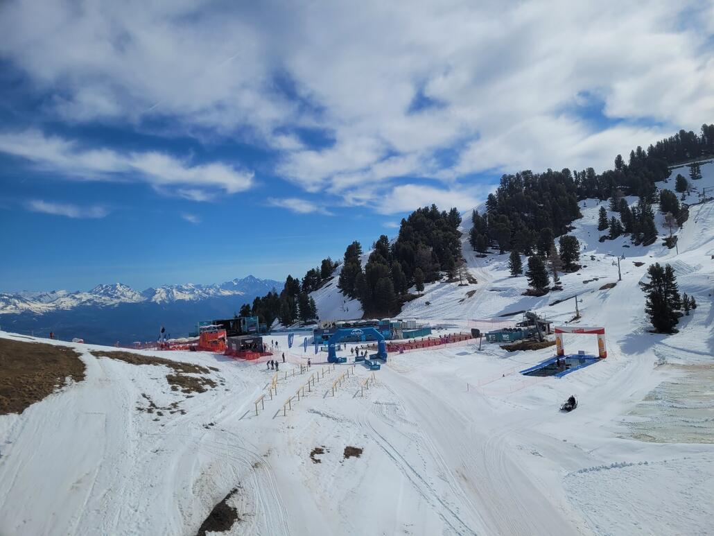 Festival in Nendaz kurz vor Öffnung (?).<br />Ohne Ticket für 70 Stutz kommt man sehr nah ran..<br />Einzige negative Auswirkung ist leider die Wartezeit an der Bahn aus Nendaz hoch, sehr viele Gäste zu Fuss