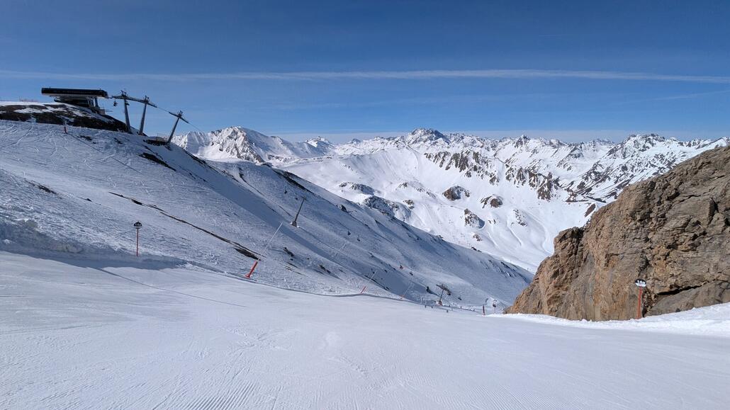 Die schwarze Lange Wand Piste ist auch um 10:30 noch Pickel hart! Nit den falschen Ski wäre das nichts!