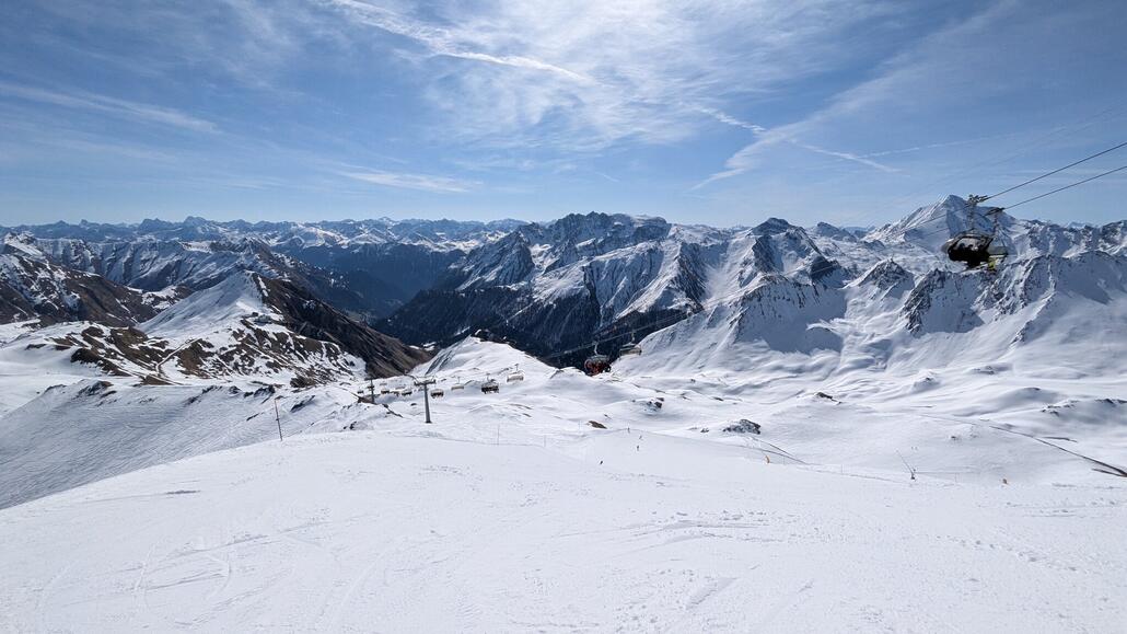 Die beste Piste des Tages war die schwarze von der Greitspitze (links vom Bild)