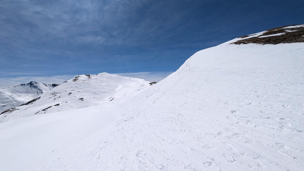 Abzweig nach links zur Heidelberger Hütte. Der Weg ist sehr gut wie eine Skiroute gesteckt!