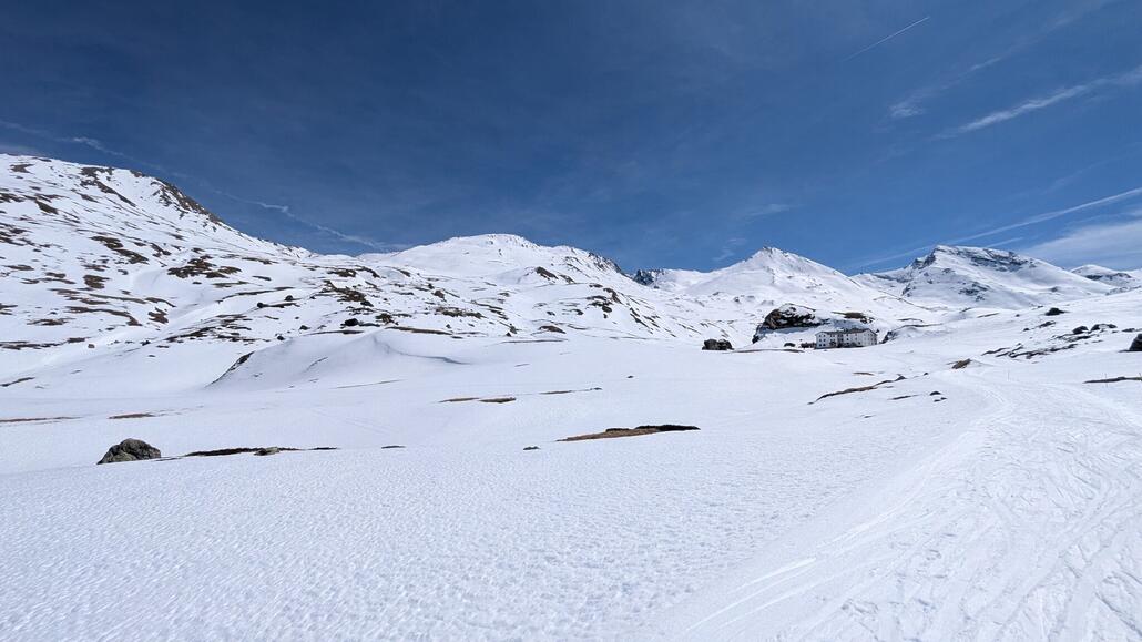 Rückblick zur Heidelberger Hütte mit tollem Ski Gelände auf allen Seiten!