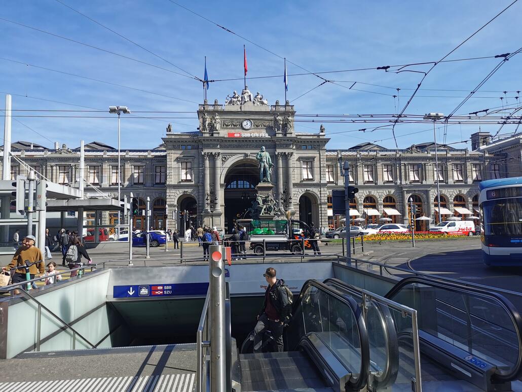 3. In Zürich ist etwas Zeit zum umsteigen. Da wird der Bahnhof mal genauer angeschaut. Zürich wär sicher mal einen extra Ausflug wert.