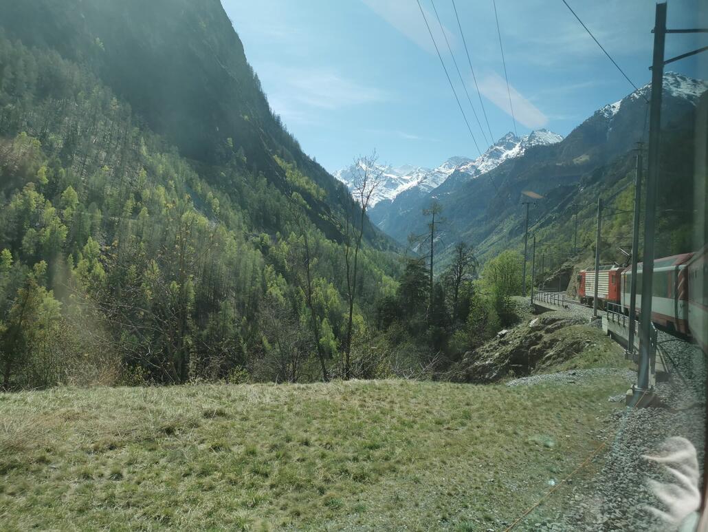 4. Und schon sind wir Bähnli von Visp nach Zermatt. Ganz schön viel los hier. Der Zug randvoll. Dafür landschaftlich eine gewaltige Strecke.