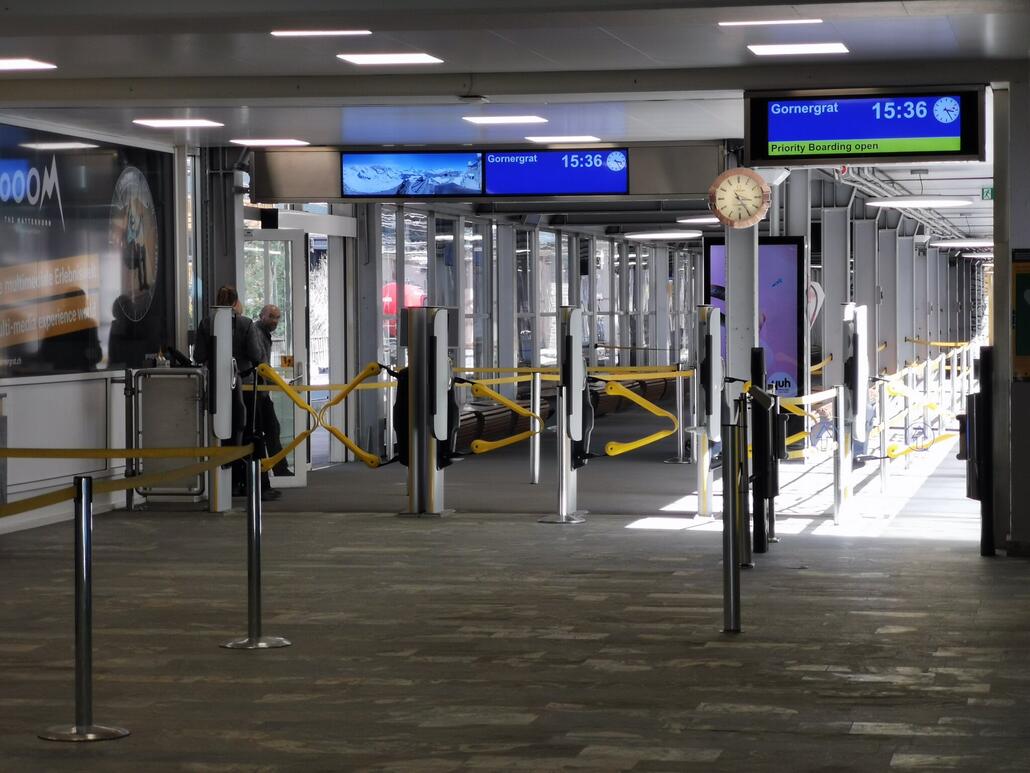 5. Schon an der Gornergratbahn angekommen. Direkt neben dem Bahnhof. Praktisch.