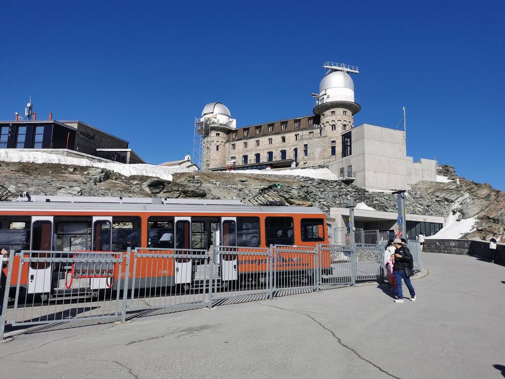 8. Kulmhotel Gornergrat. Zugegeben: Nicht gerade billig, aber wenn schon Zermatt, dann die volle Dosis Hochgebirge. :)