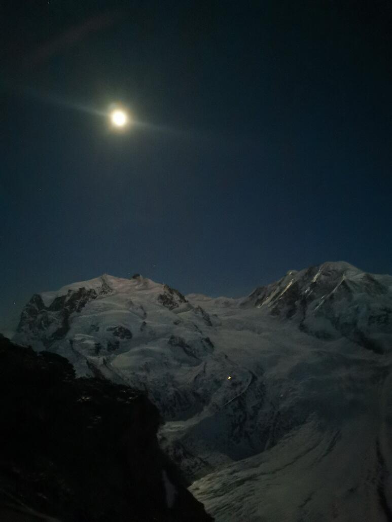 12. Und fast Vollnond haben wir auch noch erwischt. Es ist richtig hell. Die Handyfotos machen es etwas dunkler.