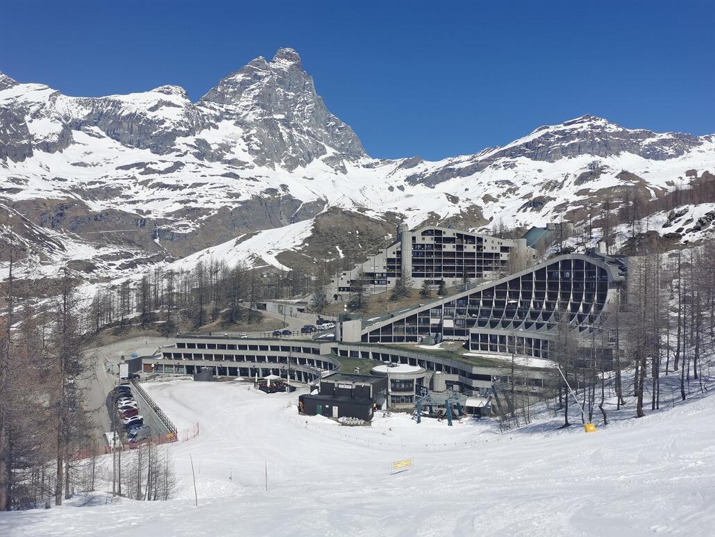 29. Mit geschwungenem Hotel. Das Matterhorn von hinten schaut ganz anders aus. Fast nicht zu erkennen.