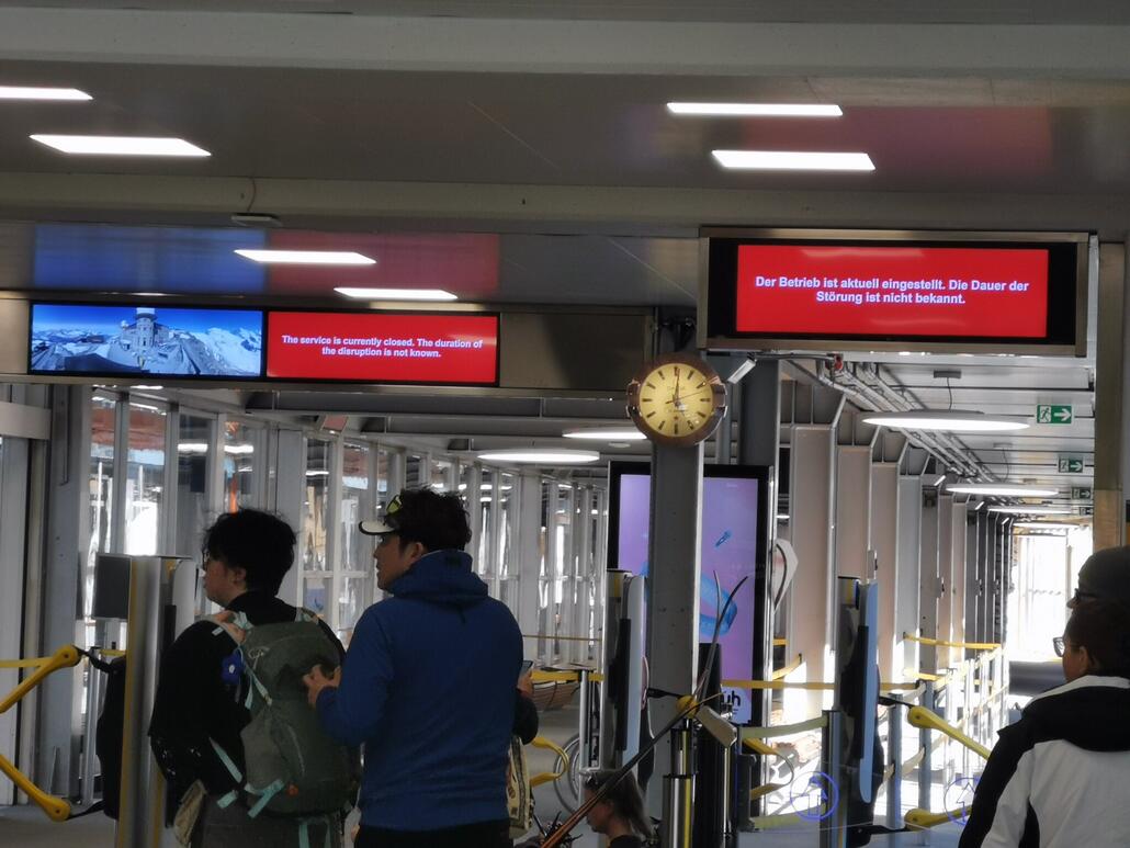 38. Huch? Gornergratbahn defekt. Weichenstörung. Tja, wie kommen wir jetzt ins Hotel hoch? Abwarten heißt es.