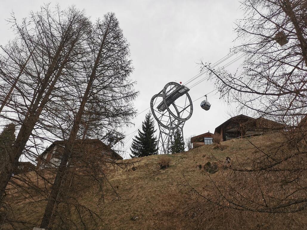 58. Sprung zur berühmten Stütze. Es hat etwas zugezogen und der Wind aufgefrischt. Der Skigebietsteil am Kleinmatterhron hat bereits geschlossen.... die Italiener fahren scheinbar noch.