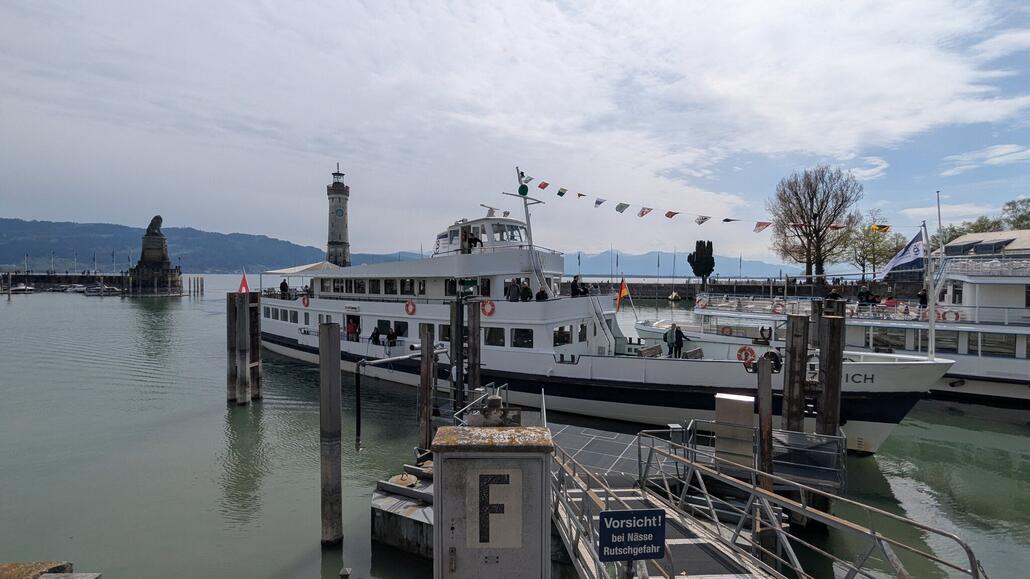 Ein Fahrgastschiff im Hafen Lindau
