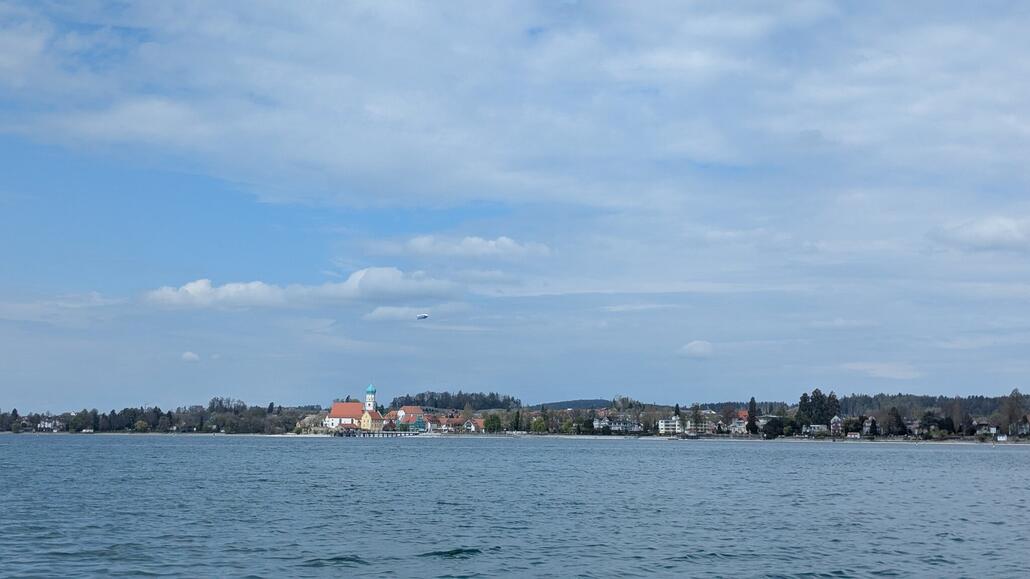 Der Zeppelin über Wasserburg am Bodensee