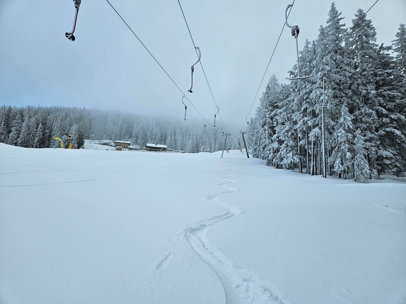 Und das um 13:30. Erste Tiefschneeabfahrt;<br />CHECK