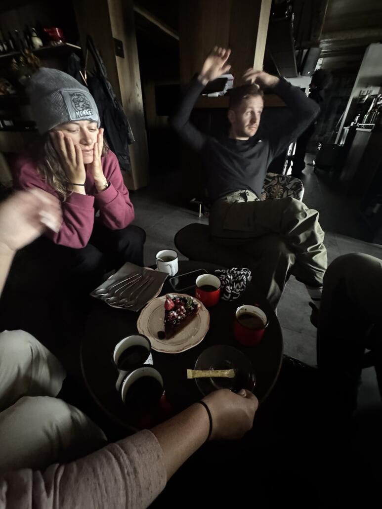 nach dem fondue gehen wir ins dunkle zermama kafi trinken