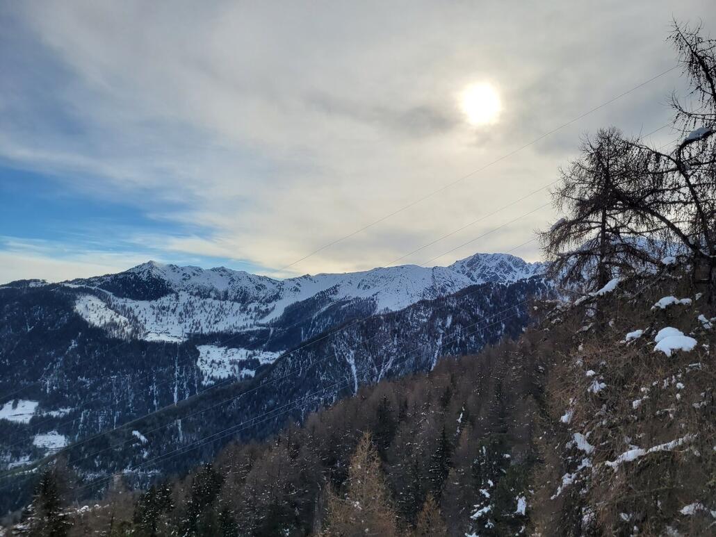 Auffahrt. Nendaz Prarion noch weiss. Aber der gefallene Schnee schmilzt rapide in niedrigen Lagen.