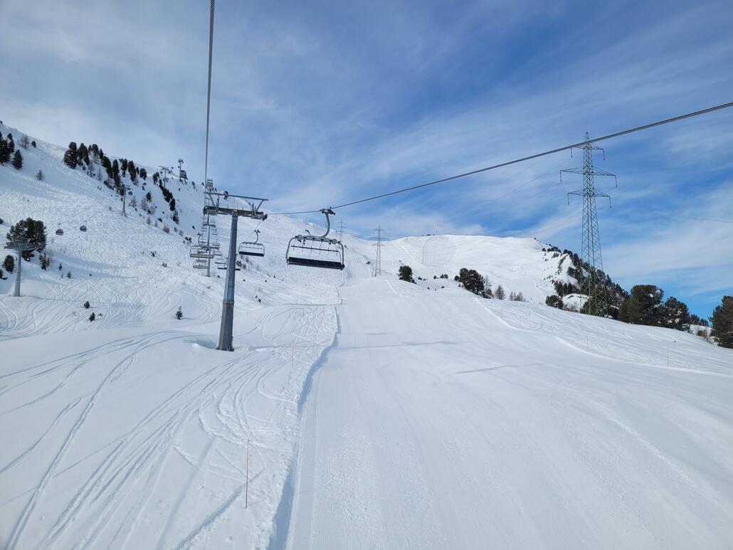 Nordseitenpiste um 20 nach 9 eine Wucht, gefühlt so gut wie noch nie in dieser Saison<br />4V als reines Naturschneegebiet hat was.