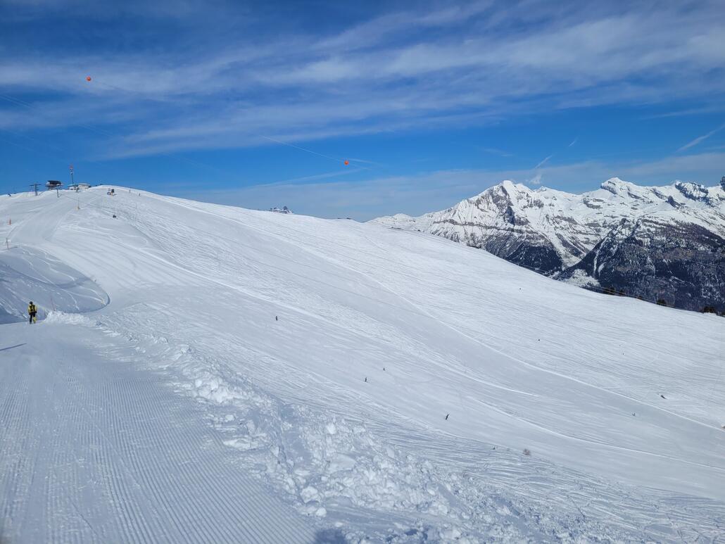 Trainigshang heute nicht besetzt, sieht lohnenswert aus. Leider braucht man für die Abfahrt in voller Länge den ollen lahmen Sessel auf der Südseite.<br />Wird daher auf später verschoben