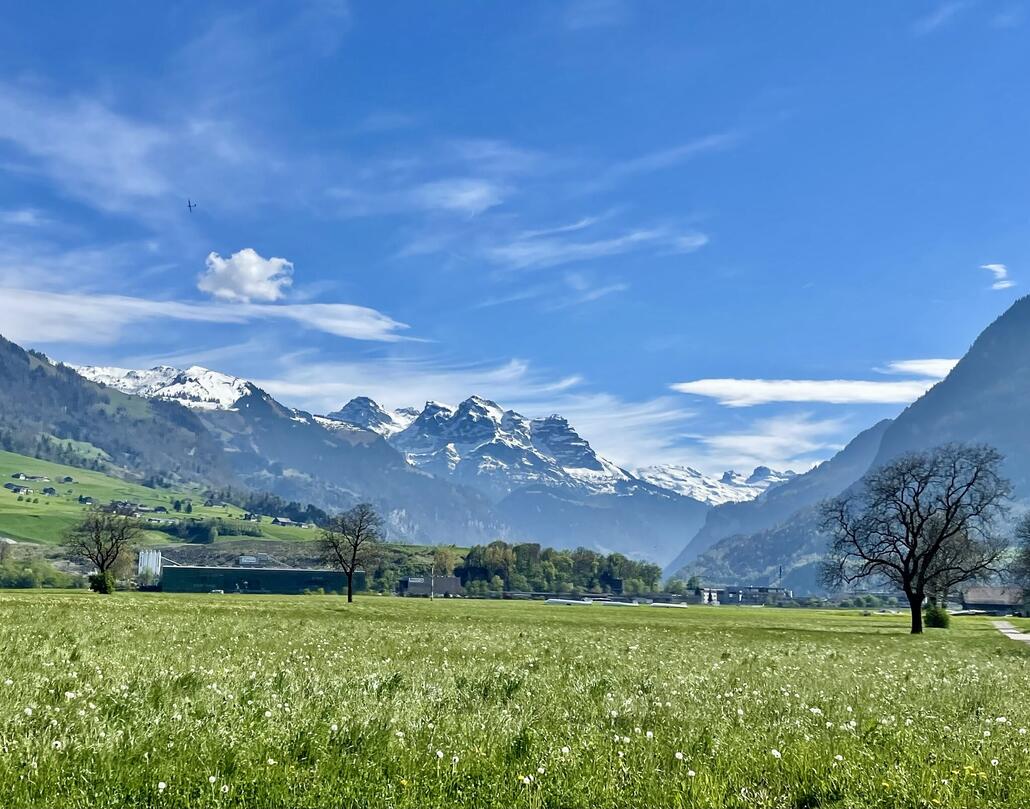 Blick ins Engelbergertal. Mit den markanten Walenstöcken im Schneekleid.