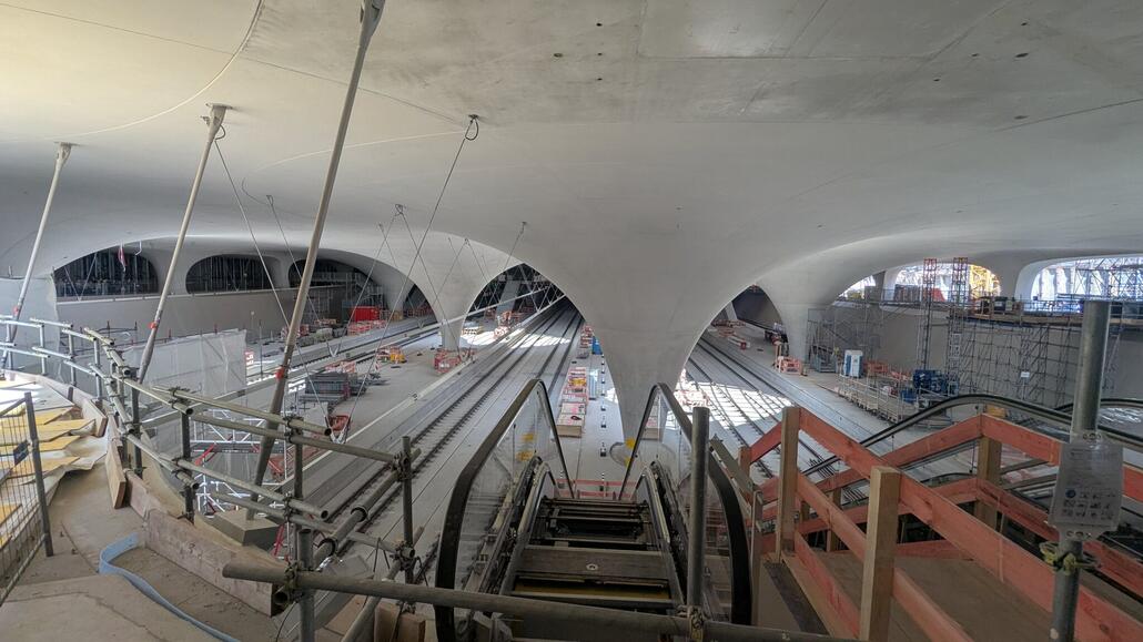 Die ersten Rolltreppen sind bereits verbaut