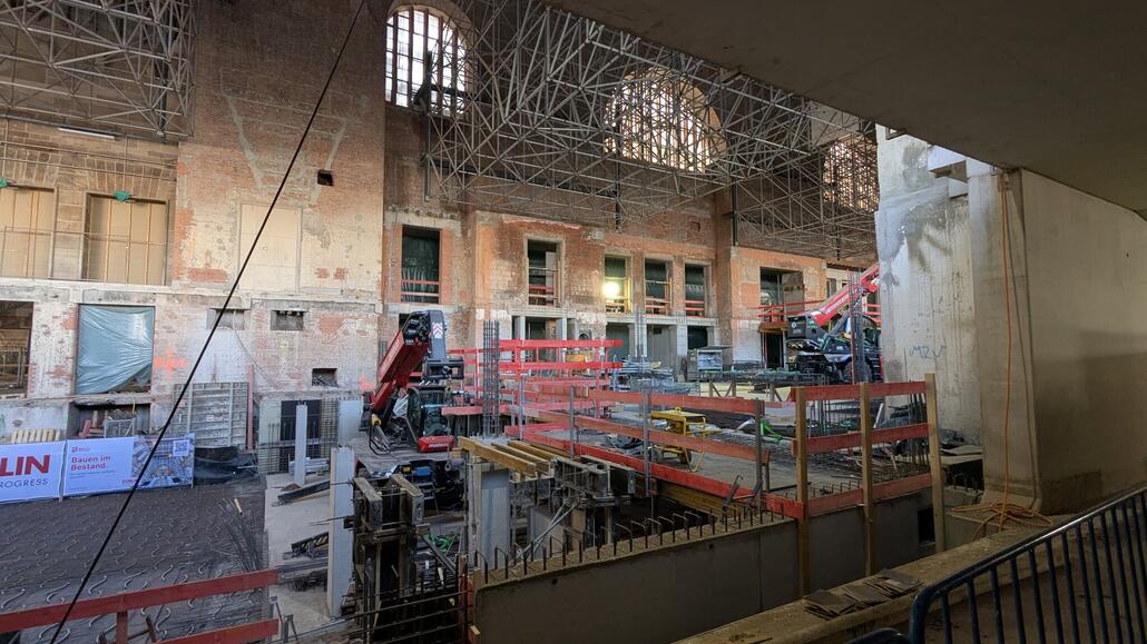 Baustelle im Bonatzbau, hier wird im Bestand ein neuer Beton Kern gebaut und eine weitere ebenerdige Etage erschlossen