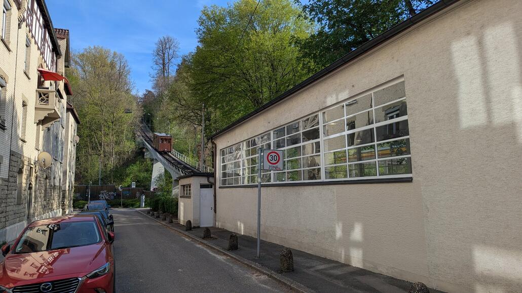 Talstation mit historischem Wagen auf der Strecke